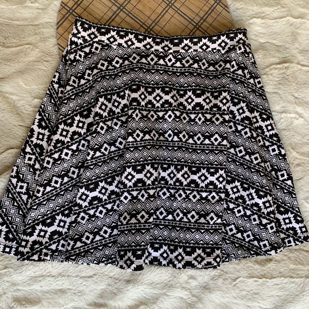 DIVIDED by H& M Black and White Print Mini Skirt
